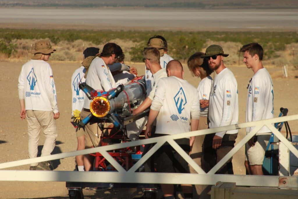 Montageteam bei WARR